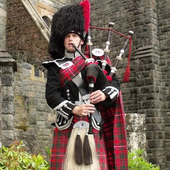 Bagpiper Laurie Mackinnon